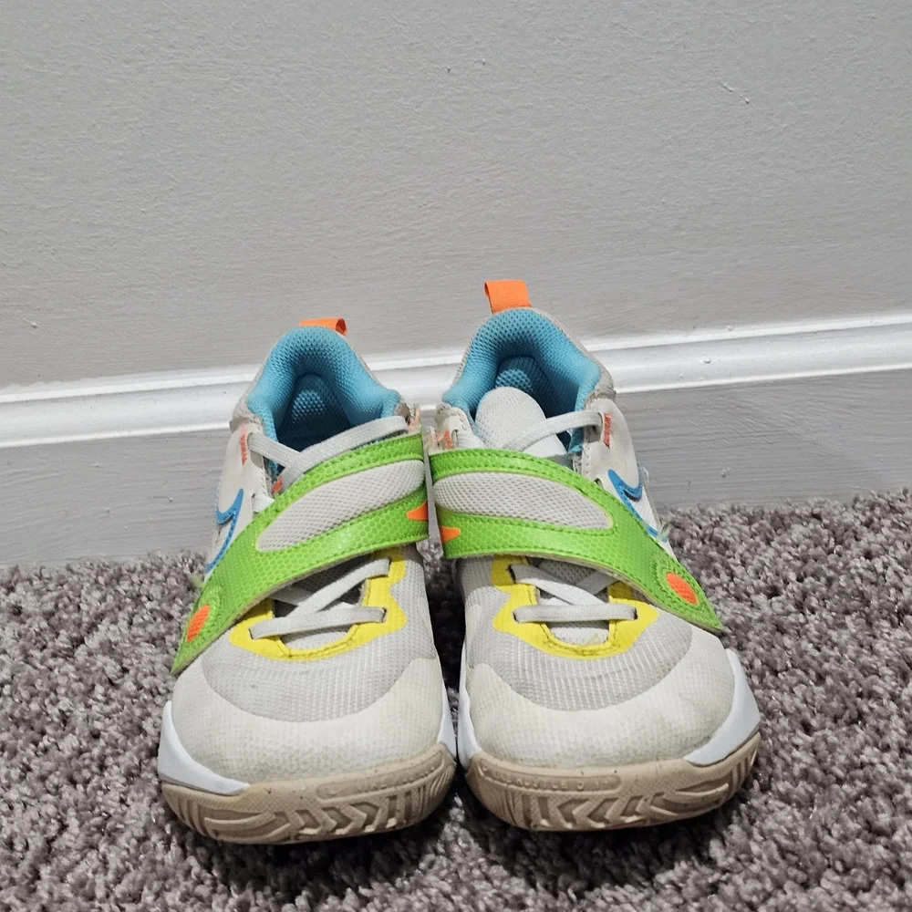 Nike Youth Team Hustle Low Pale Ivory Action Green Shoes